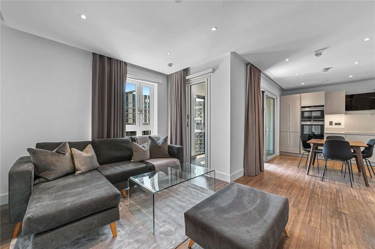3 bed flat for sale — New Drum Street, London, E1 7AT