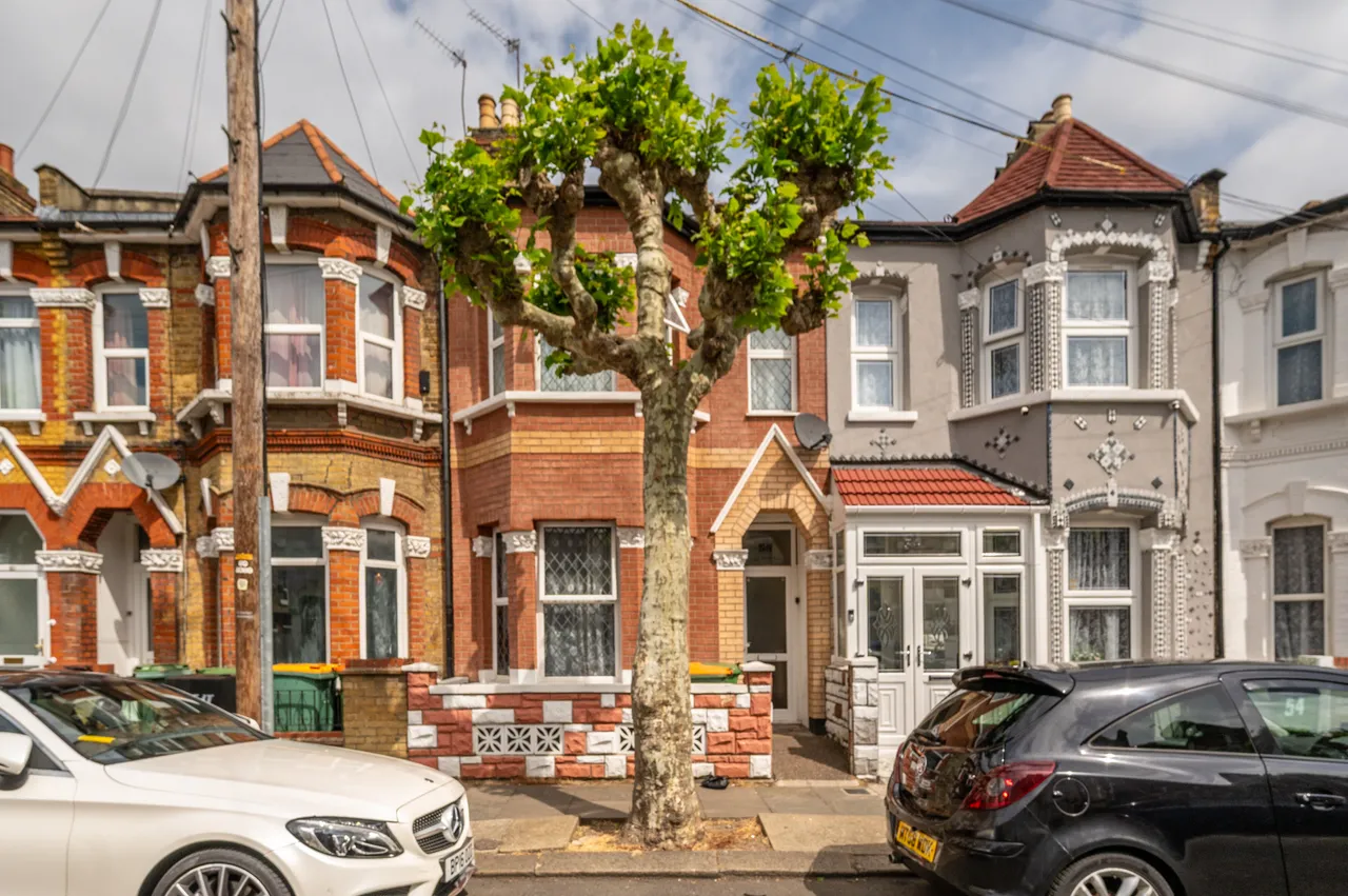 6 bed house for sale — 56 Chaucer Road, London