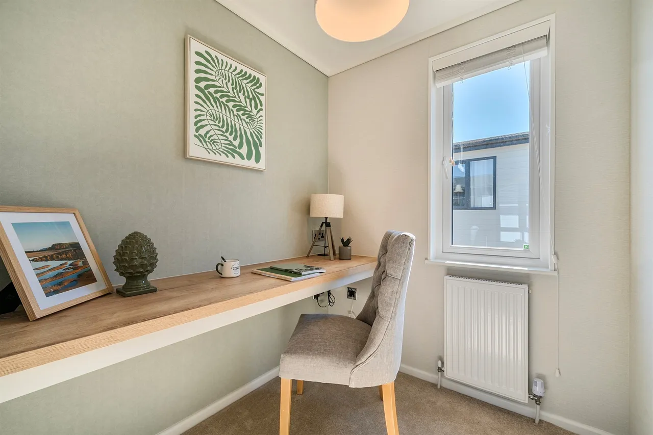 Blandford Road North, Beacon Hill, Poole, photo 10