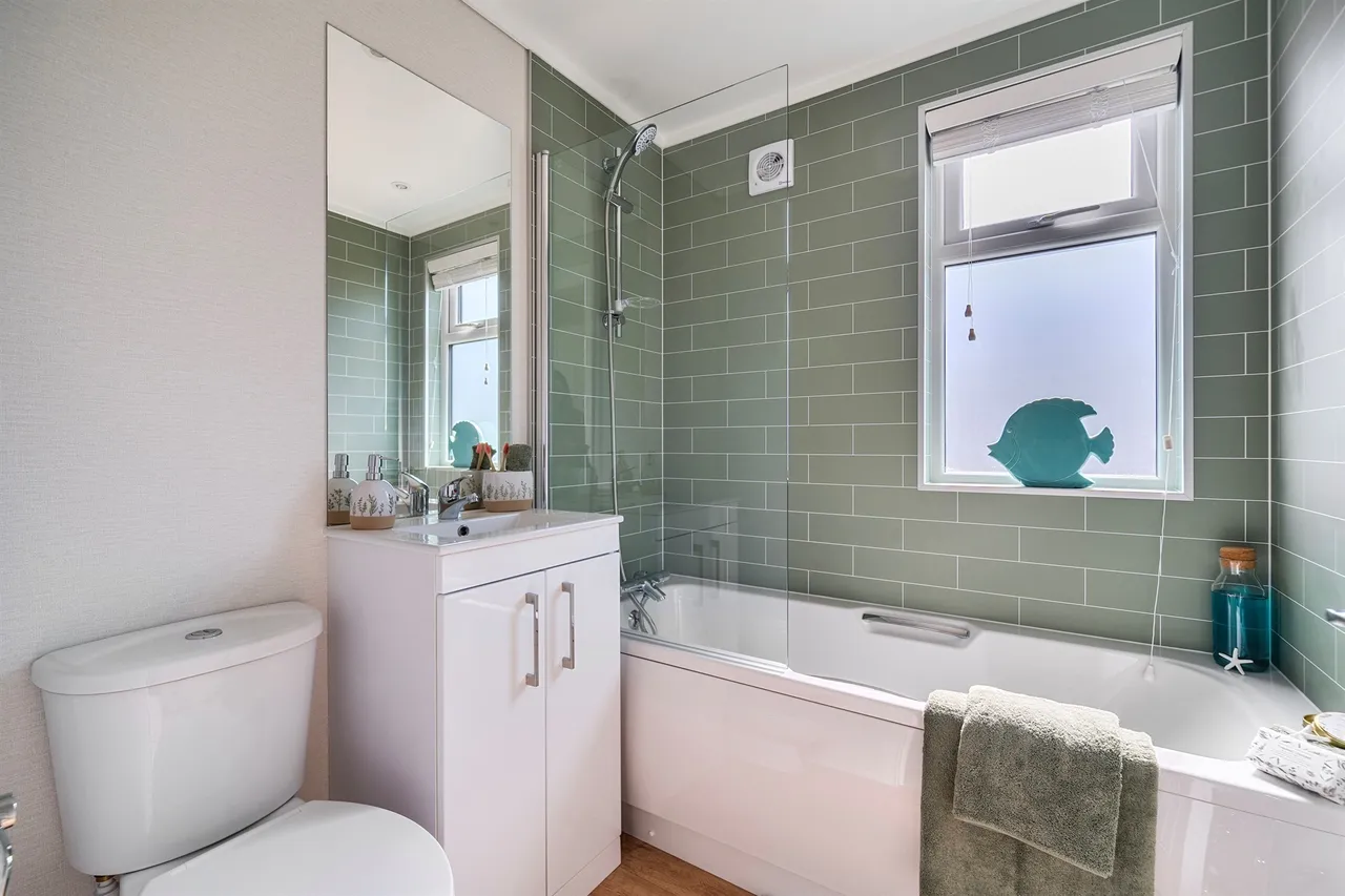 Blandford Road North, Beacon Hill, Poole, photo 6