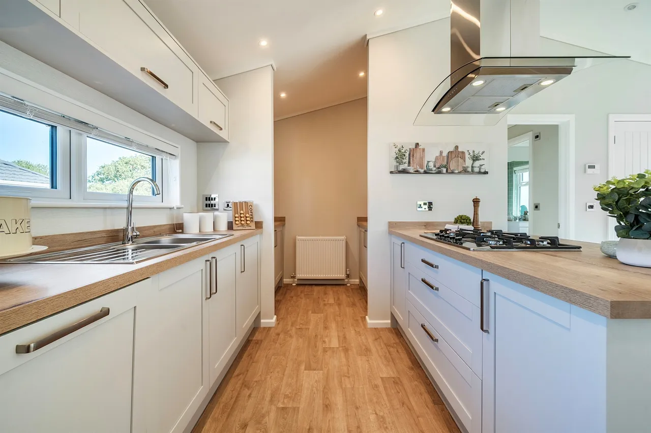 Blandford Road North, Beacon Hill, Poole, photo 3