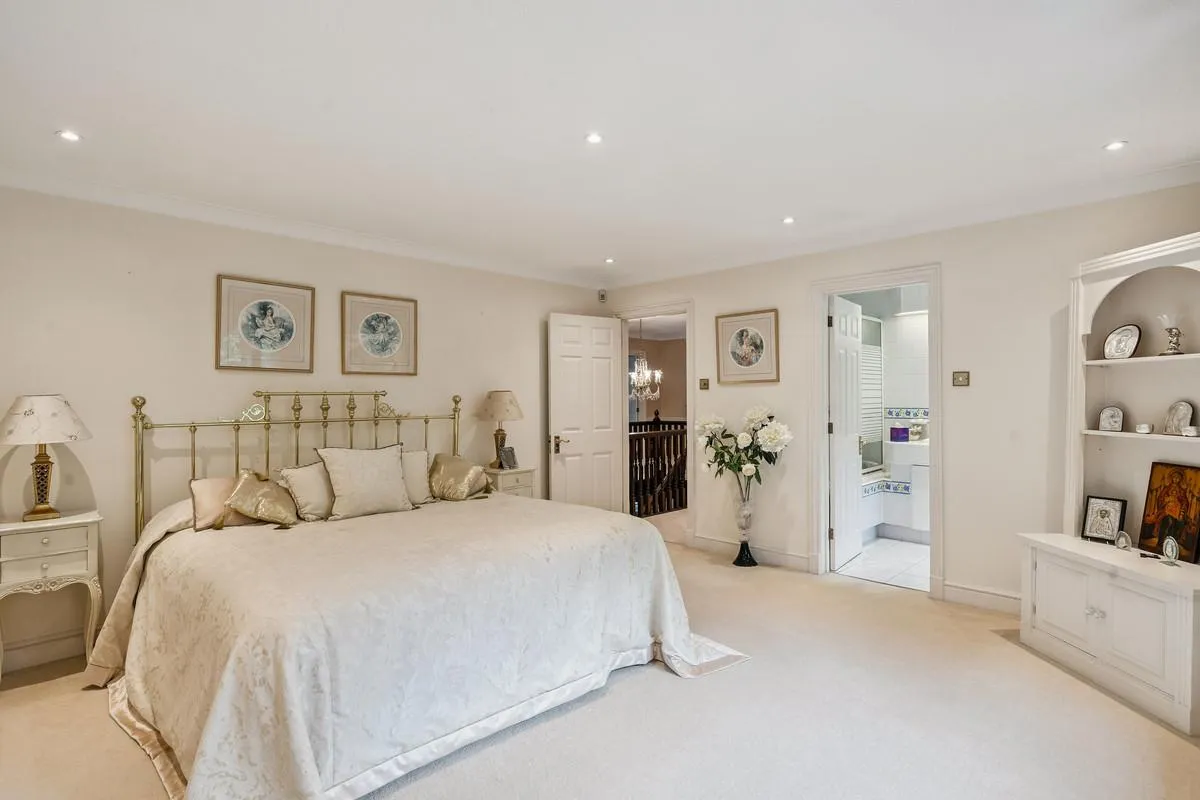 Fairoak Lane, Oxshott, KT22, photo 32