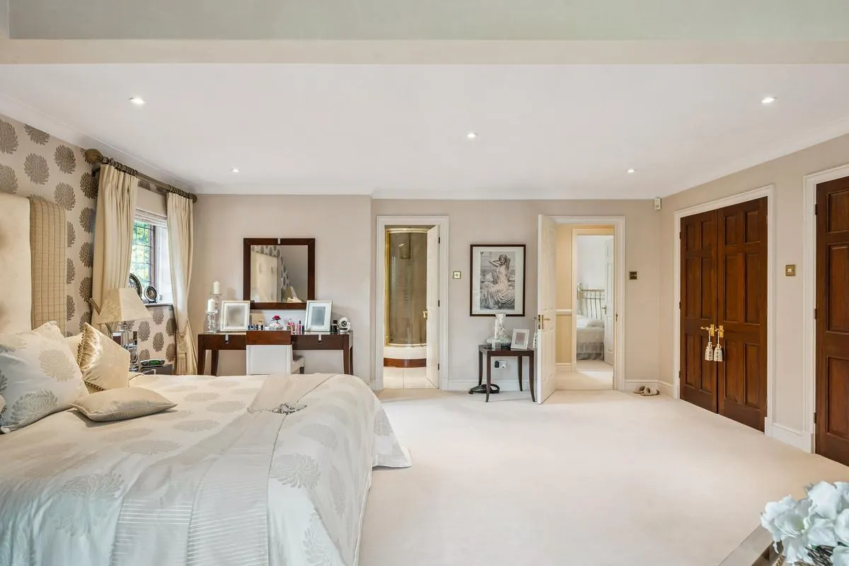 Fairoak Lane, Oxshott, KT22, photo 27