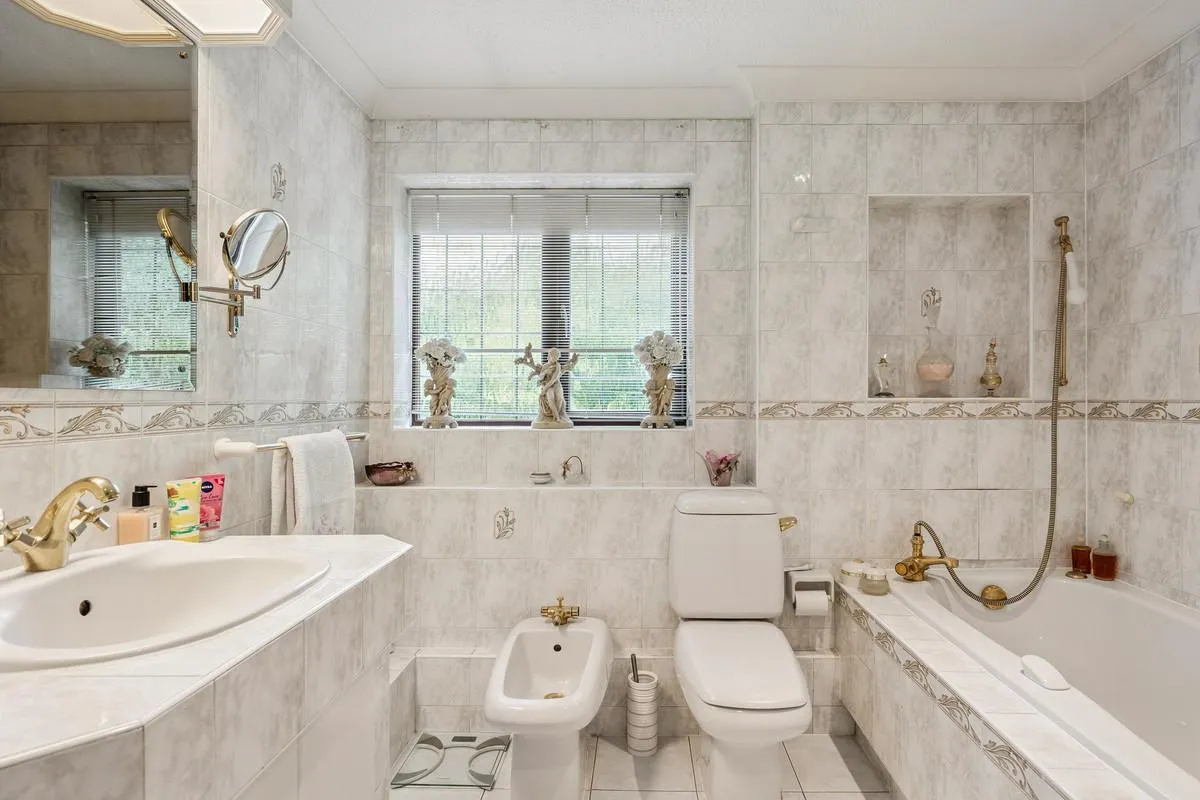 Fairoak Lane, Oxshott, KT22, photo 28