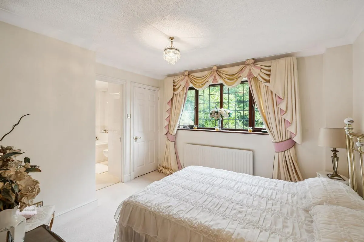 Fairoak Lane, Oxshott, KT22, photo 25