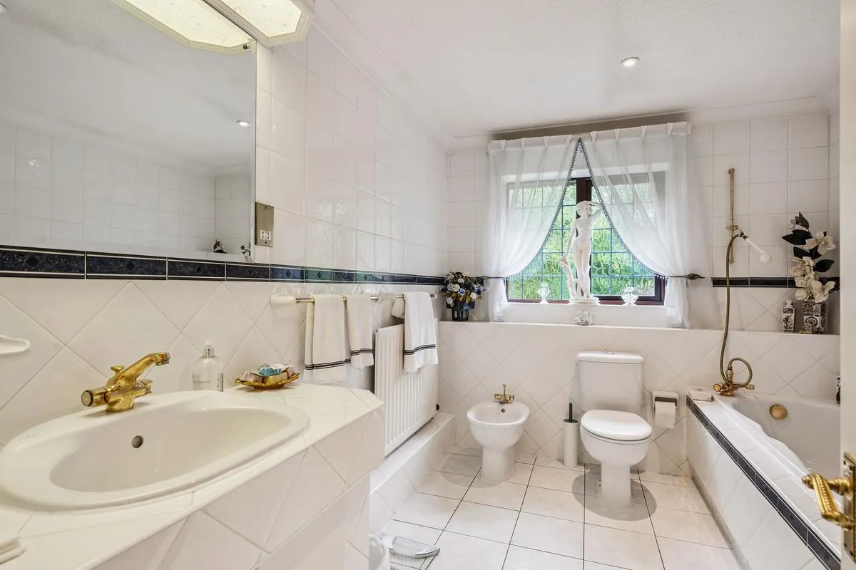 Fairoak Lane, Oxshott, KT22, photo 29