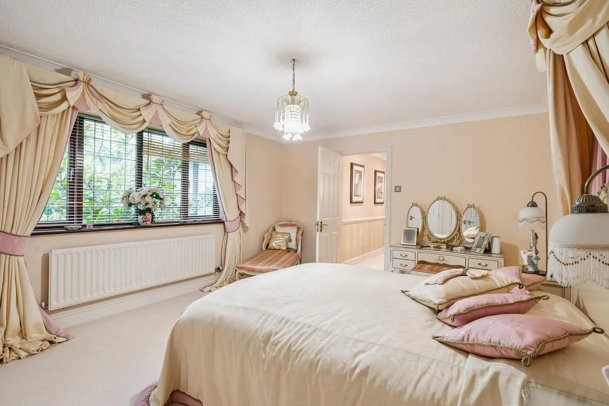 Fairoak Lane, Oxshott, KT22, photo 30