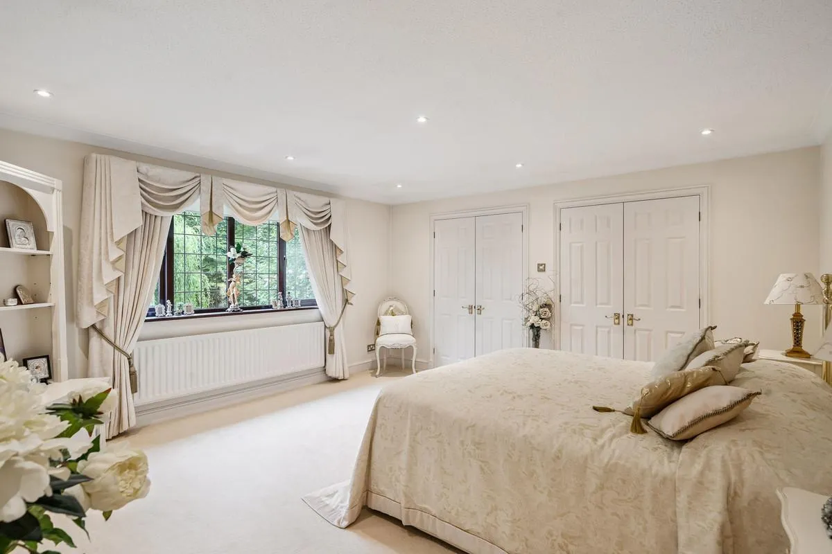 Fairoak Lane, Oxshott, KT22, photo 31