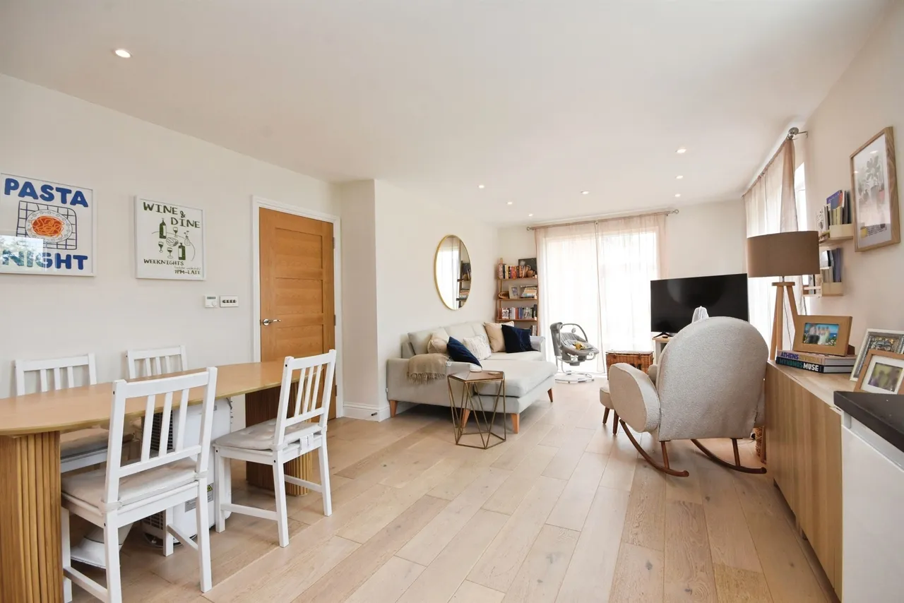 1 bed flat for sale — Ongar Road, Brentwood