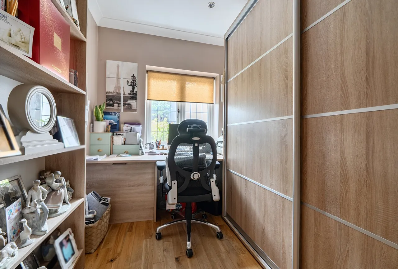 The Drive, Collier Row, RM5 3TS, photo 17
