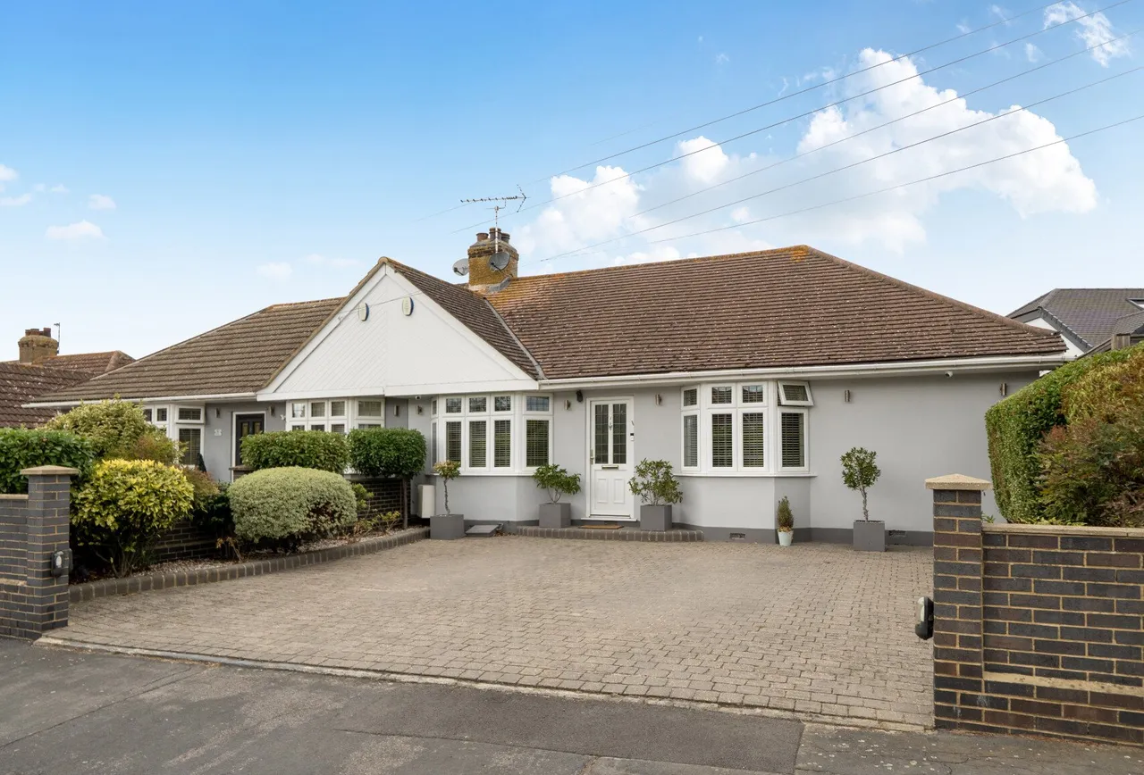 3 bed house for sale — The Drive, Collier Row, RM5 3TS