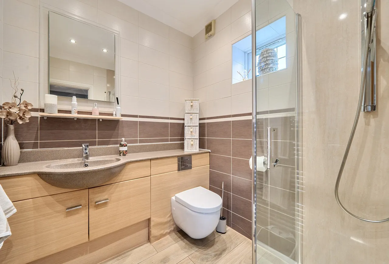 The Drive, Collier Row, RM5 3TS, photo 6