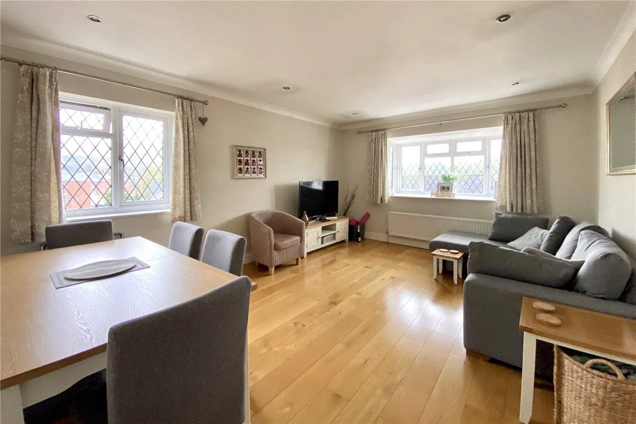 Groves Close, Bourne End, SL8, photo 3