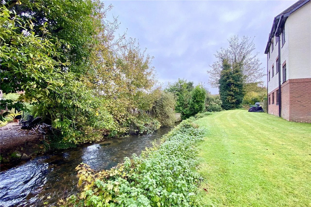 Groves Close, Bourne End, SL8, photo 2