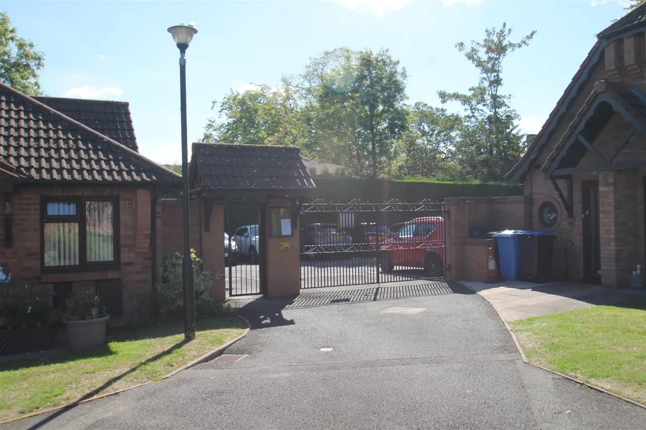 Stourbridge Road, Halesowen, photo 17