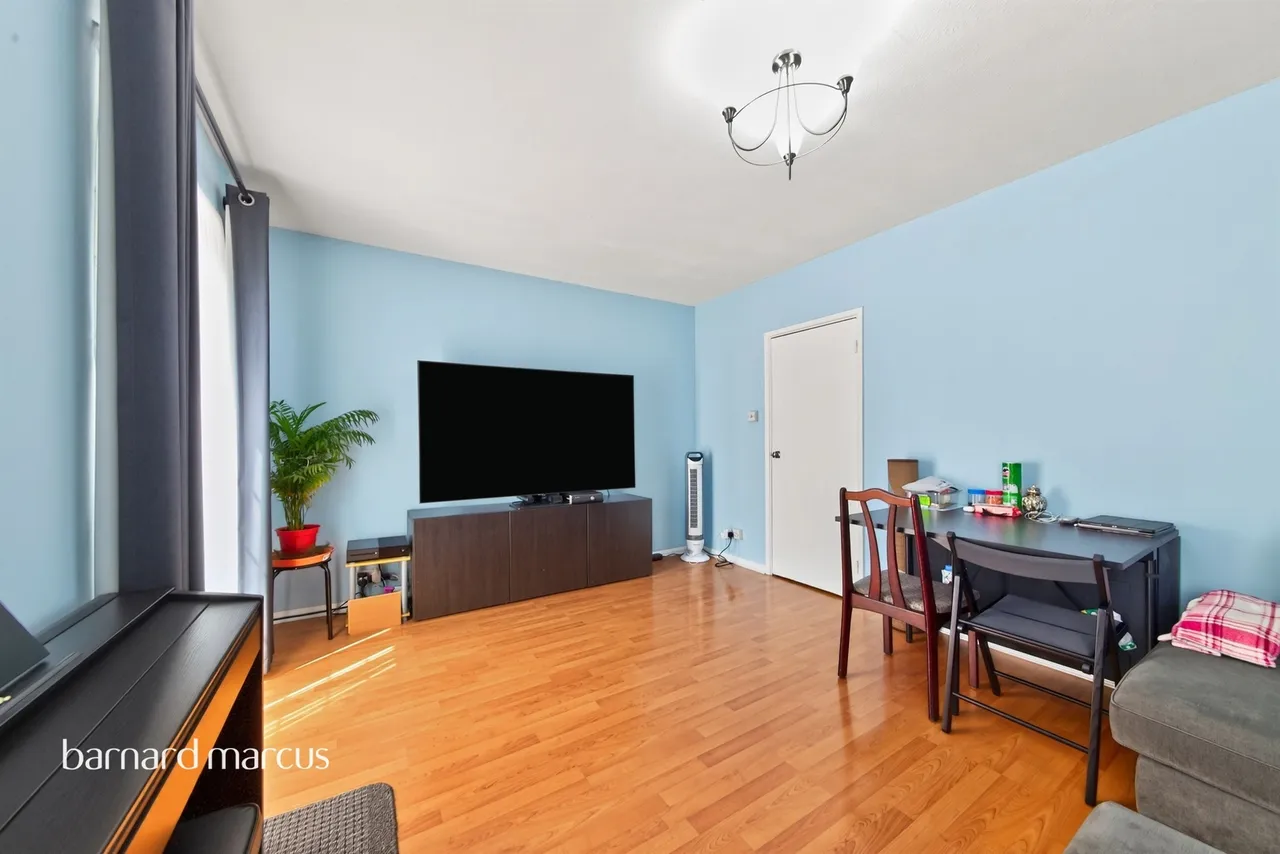 Sheaveshill Court, The Hyde, London, photo 5