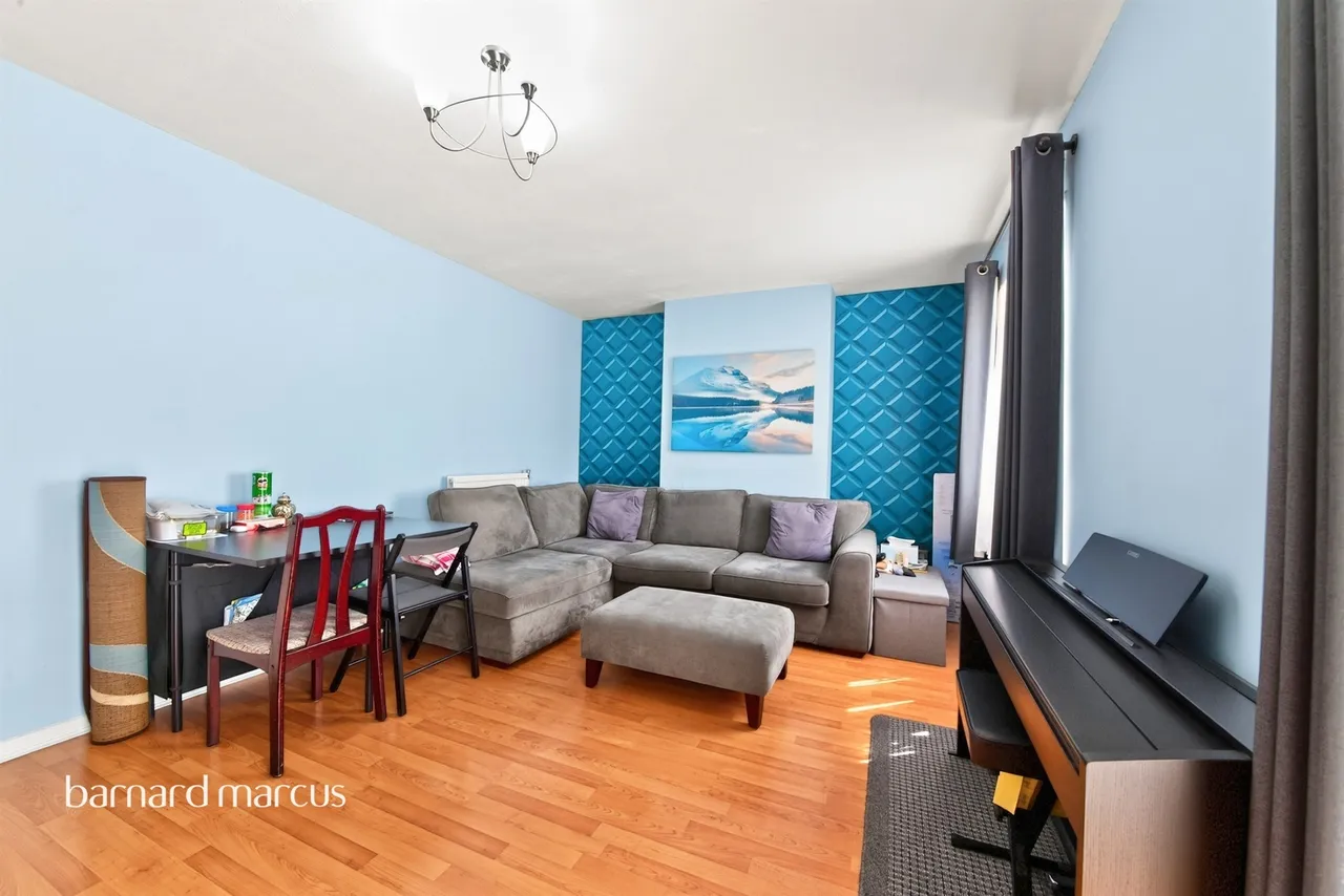 Sheaveshill Court, The Hyde, London, photo 7