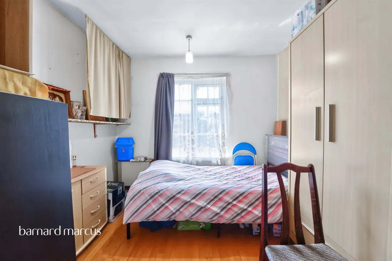 Sheaveshill Court, The Hyde, London, photo 9