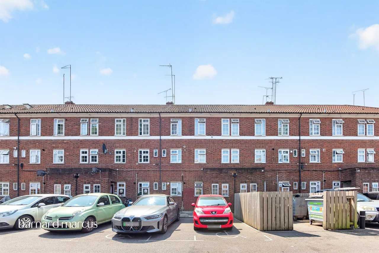 Sheaveshill Court, The Hyde, London, photo 10