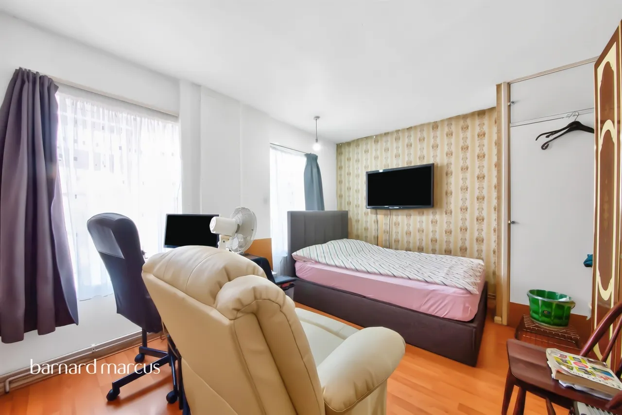Sheaveshill Court, The Hyde, London, photo 4
