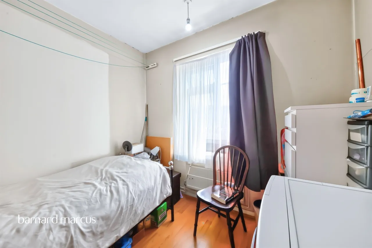 Sheaveshill Court, The Hyde, London, photo 11
