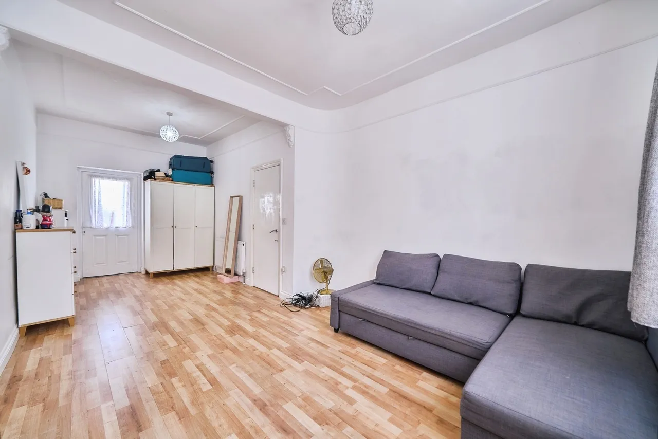 Middle Road, London, E13, photo 2