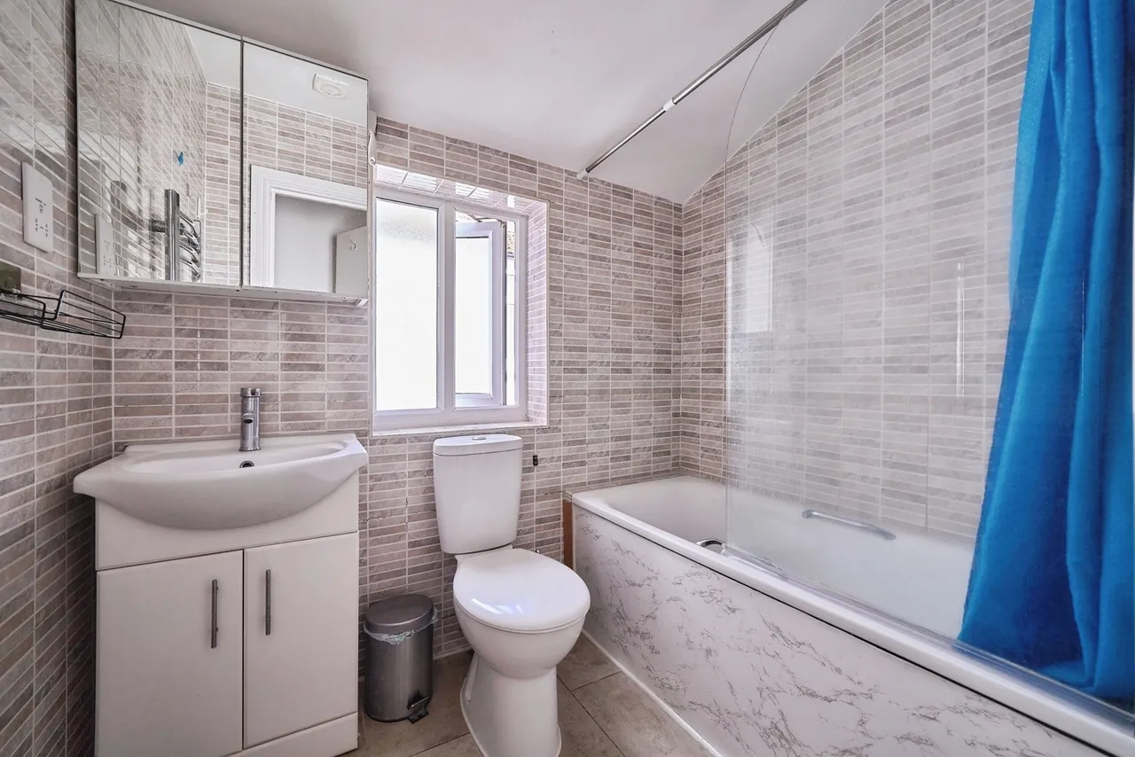 Middle Road, London, E13, photo 13