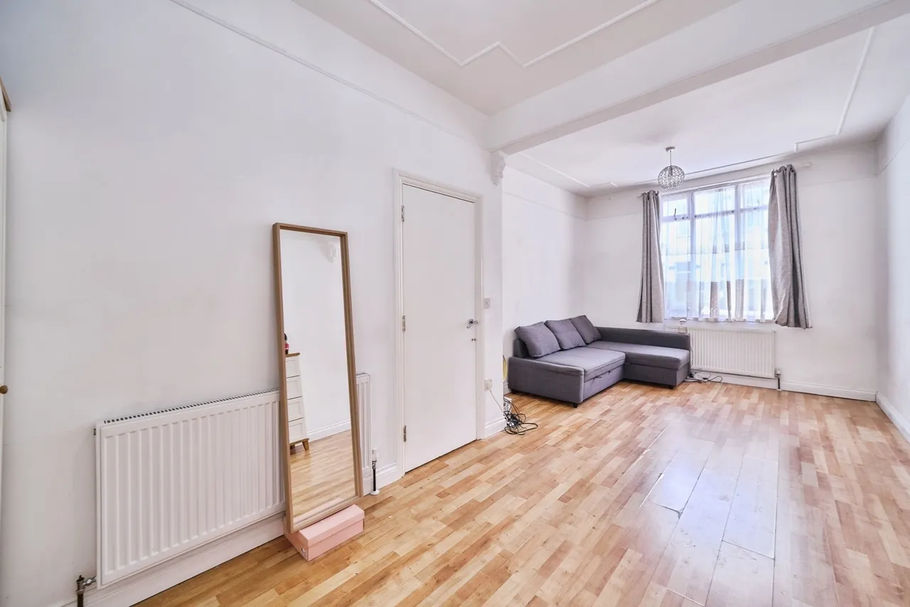 Middle Road, London, E13, photo 3