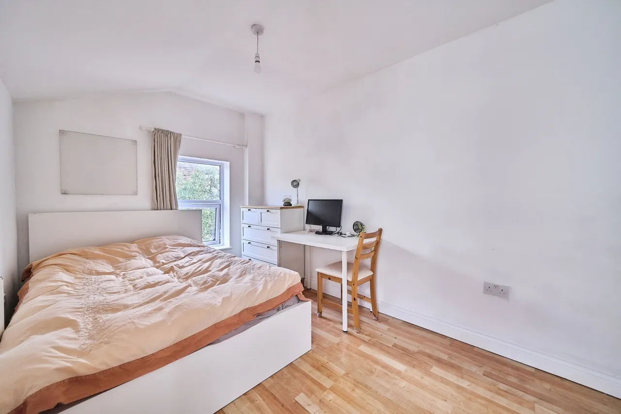 Middle Road, London, E13, photo 15
