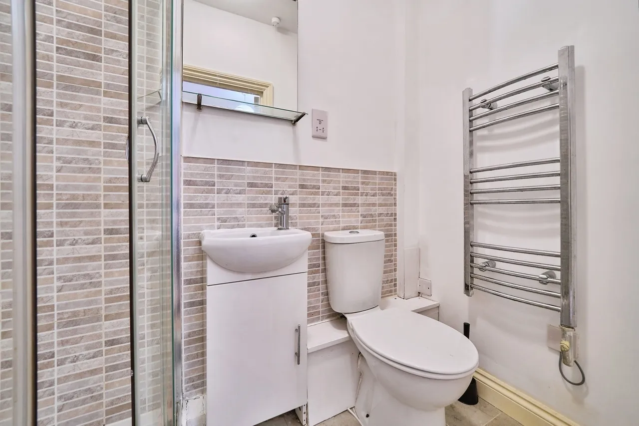 Middle Road, London, E13, photo 20