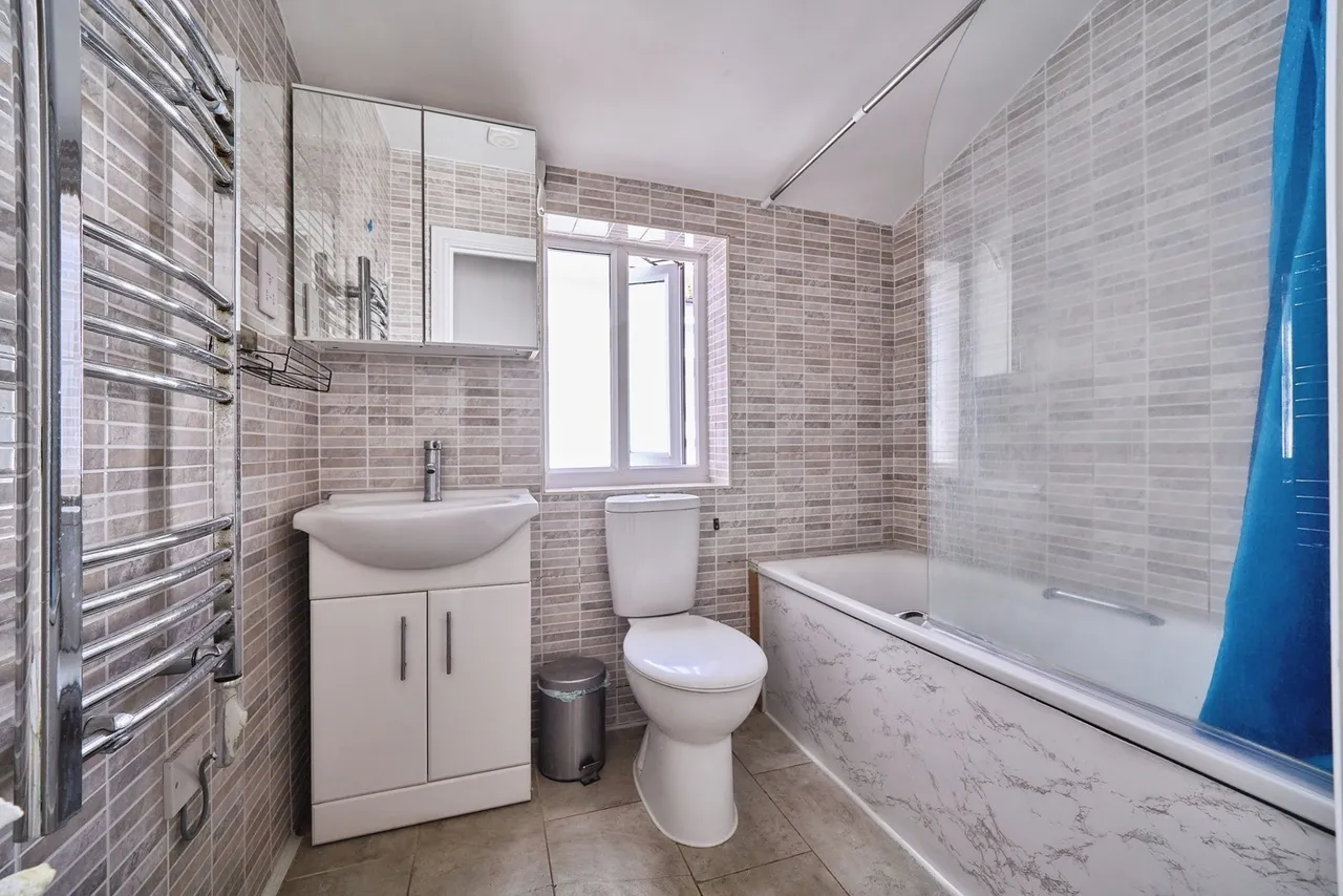 Middle Road, London, E13, photo 18