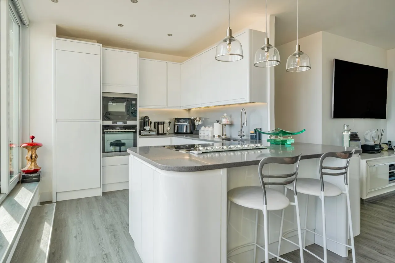 Penthouse Apartment, The Canalside, PO1, photo 3