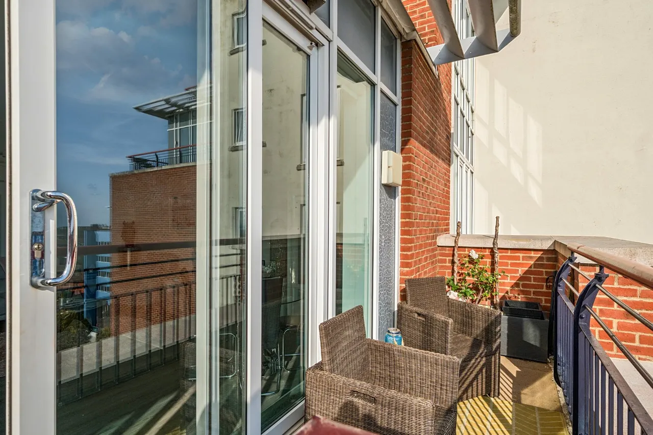 Penthouse Apartment, The Canalside, PO1, photo 14