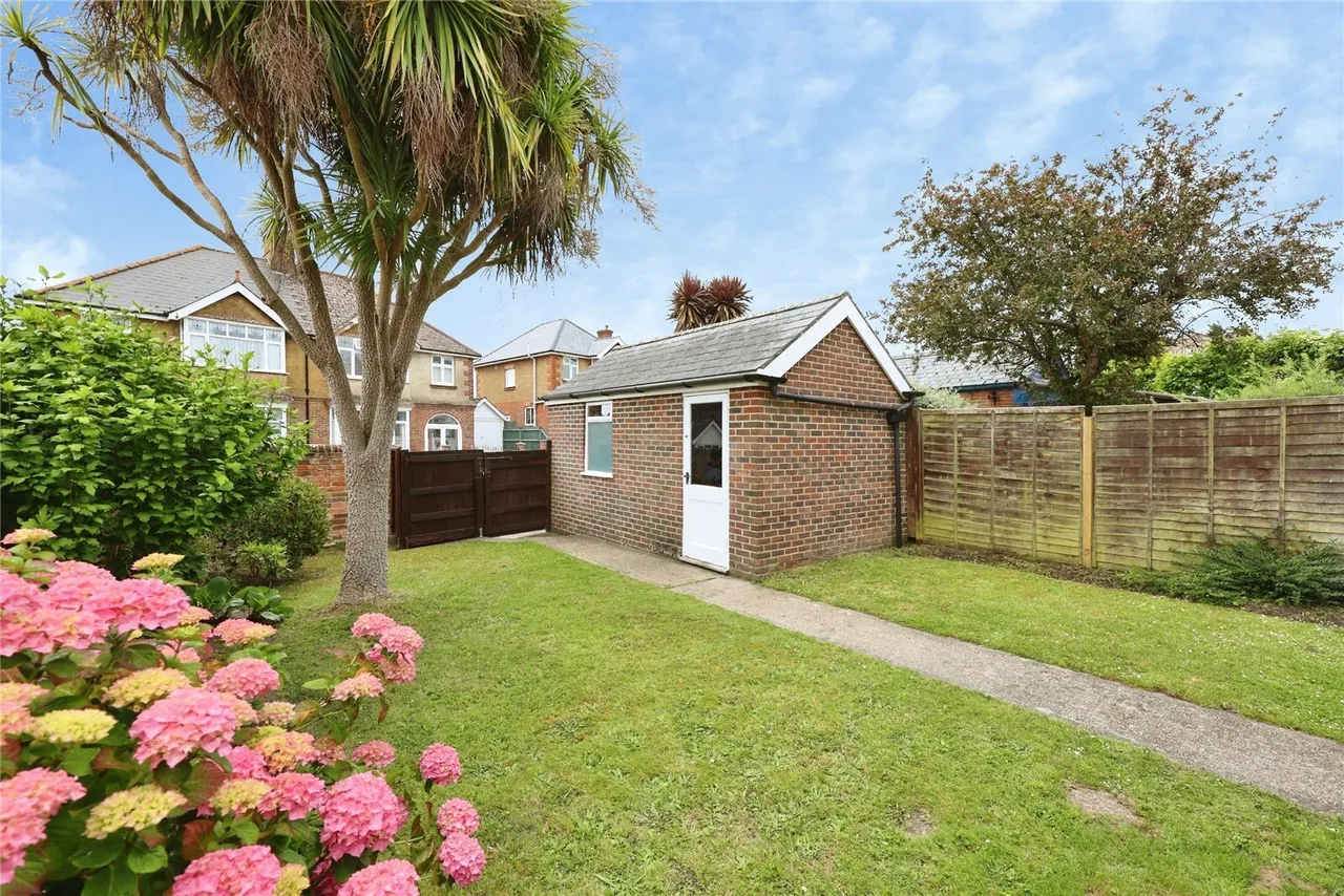 St. Johns Road, Newport, PO30, photo 2
