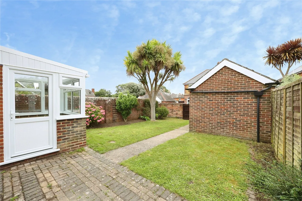 St. Johns Road, Newport, PO30, photo 4