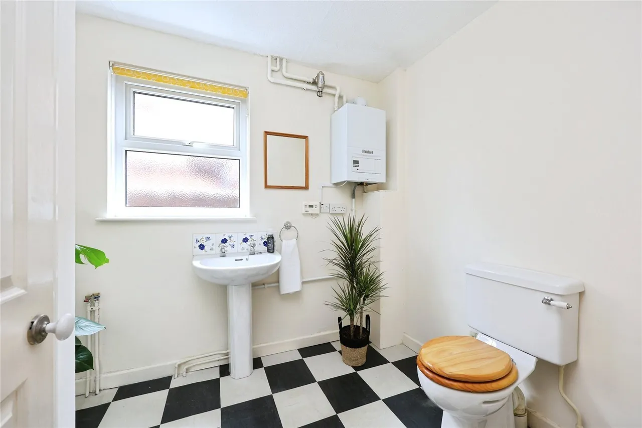 St. Johns Road, Newport, PO30, photo 18