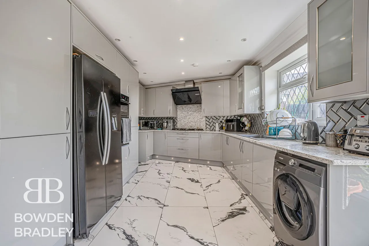 Charlotte Gardens, Collier Row, RM5, photo 2