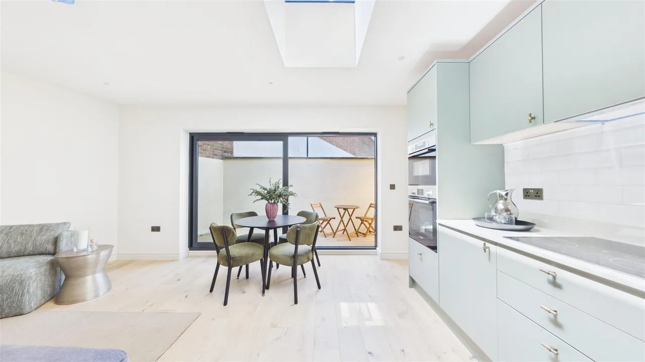 2 bed property for sale, Brixton Hill, London, SW2