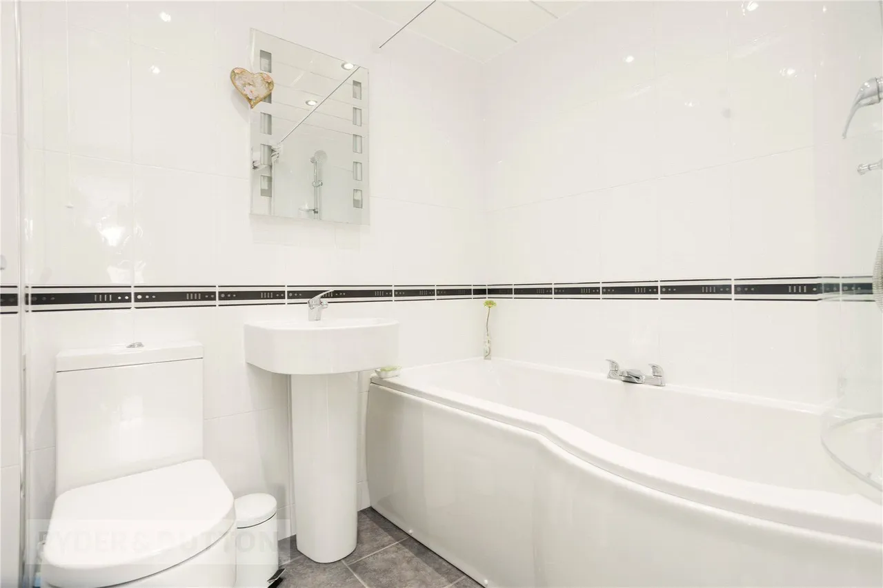 Glade Brow, Grotton, OL4, photo 13