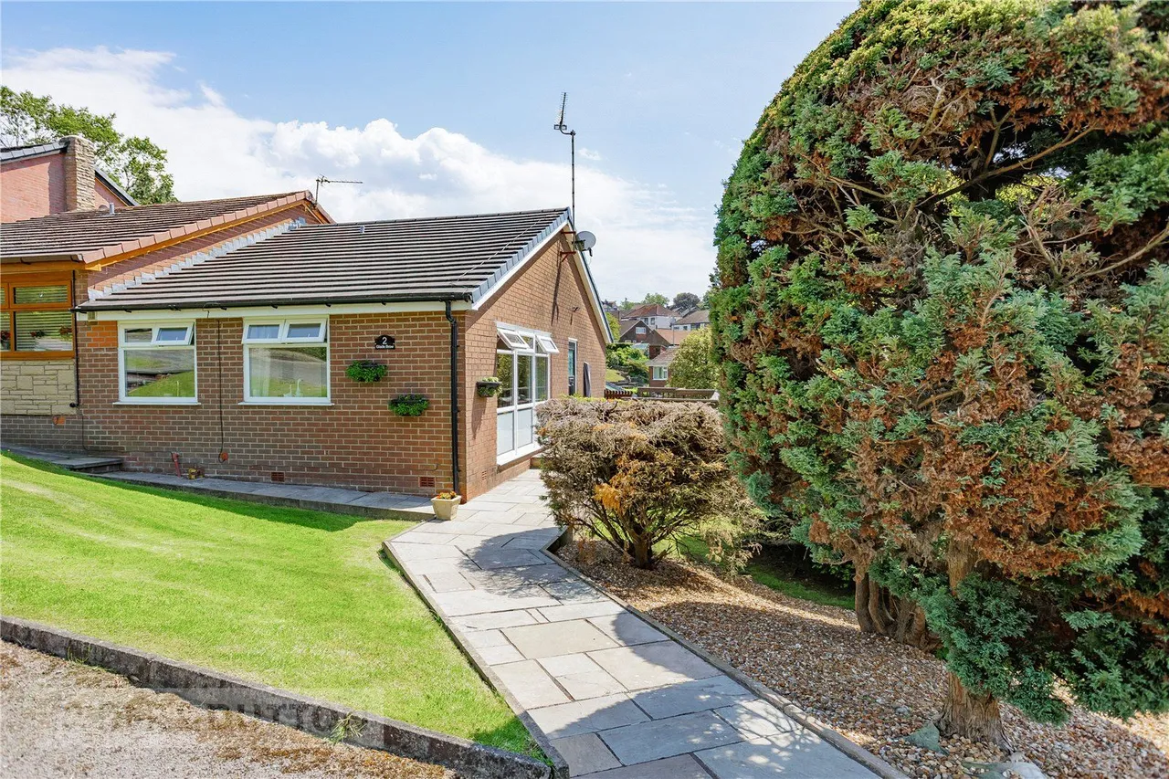 Glade Brow, Grotton, OL4, photo 17