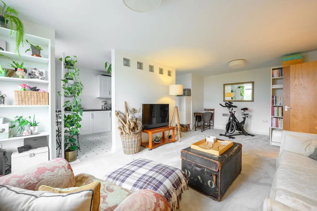 2 bed flat for sale — Victoria Avenue, West Molesey KT8 1TL