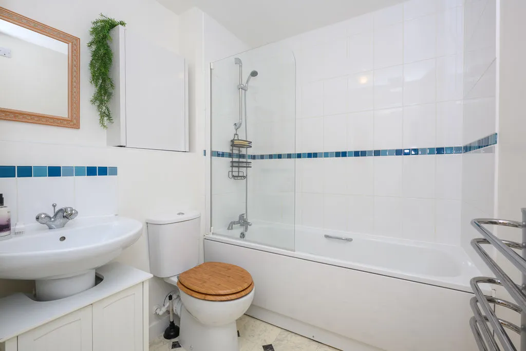 Victoria Avenue, West Molesey KT8 1TL, photo 9