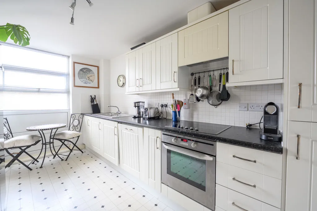 Victoria Avenue, West Molesey KT8 1TL, photo 2