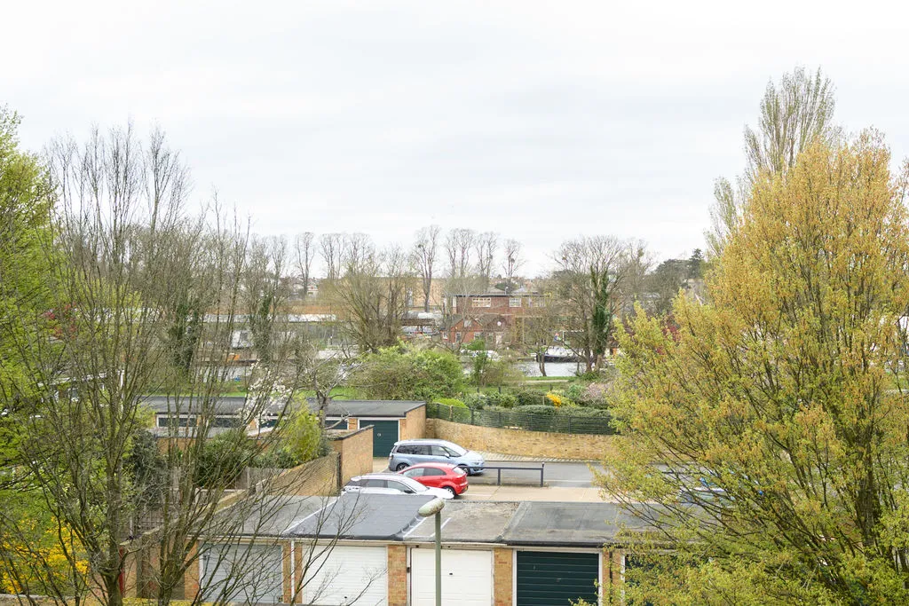 Victoria Avenue, West Molesey KT8 1TL, photo 11