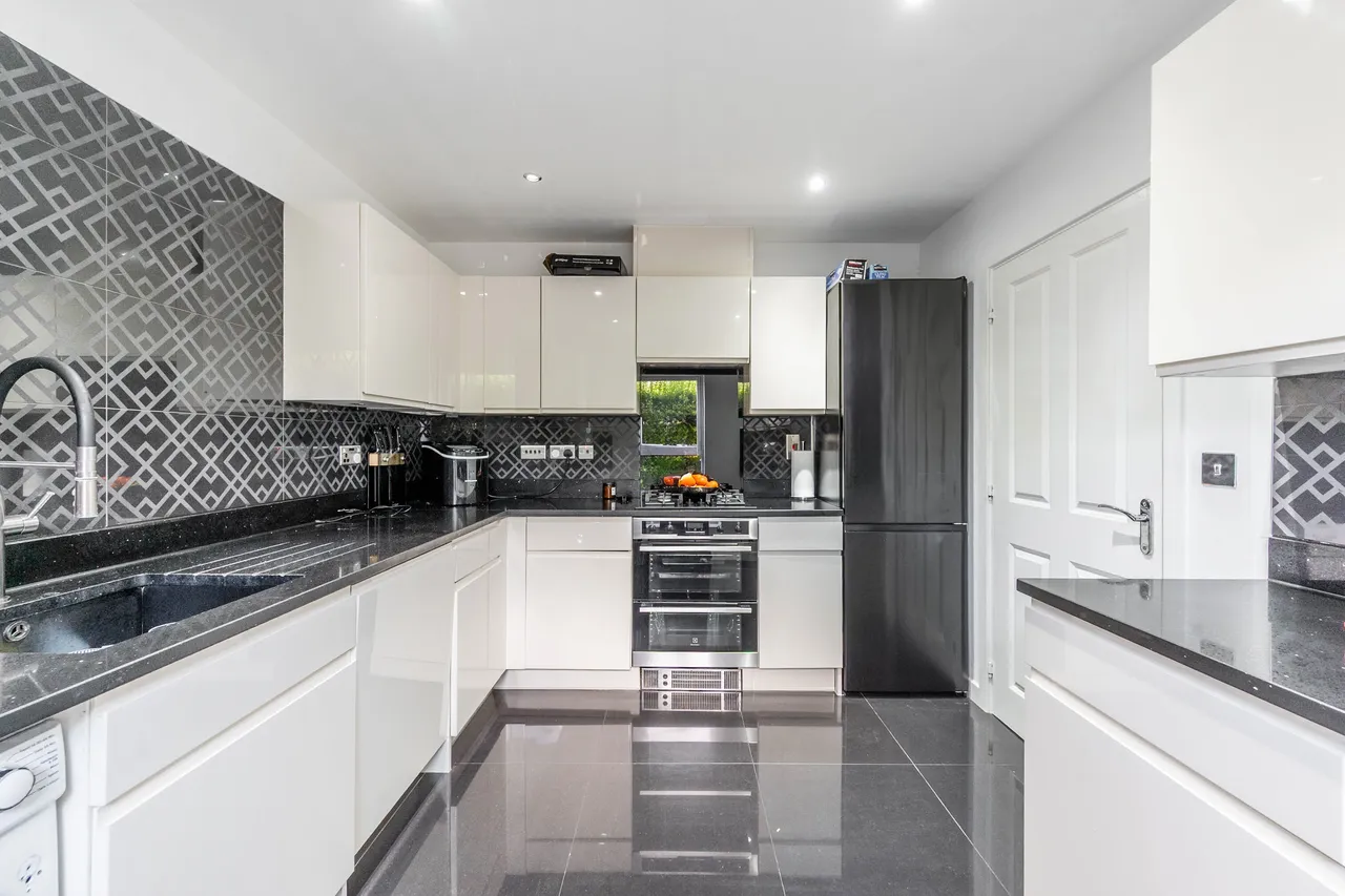 24 Arbus Crescent, Harrow, photo 2