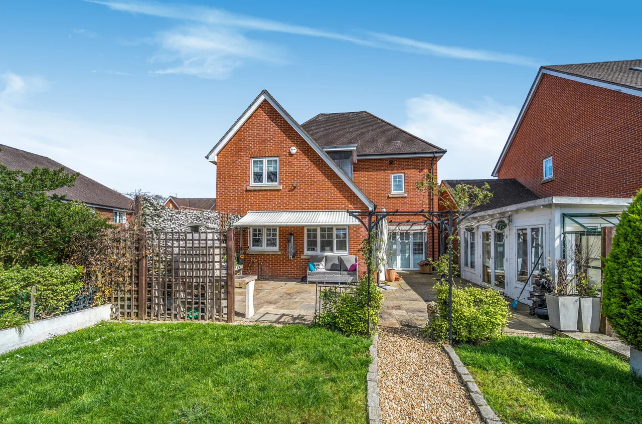 5 bed house for sale — The Croft, Ash Green, Surrey, GU12 6FA