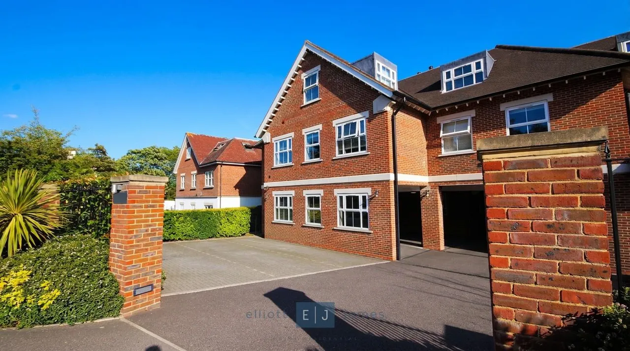 2 bed flat to rent — Manor Road, Chigwell