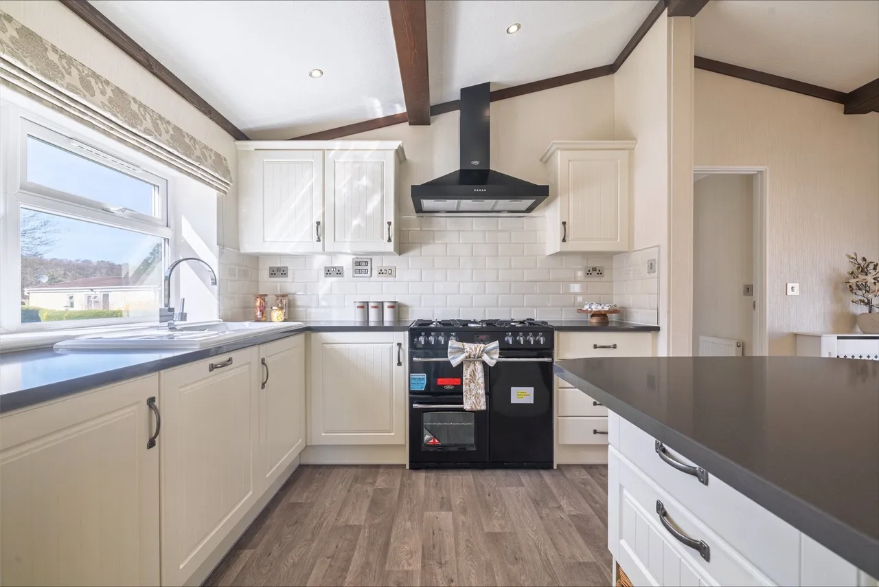 Portsmouth Road, Thursley, Godalming, GU8, photo 2