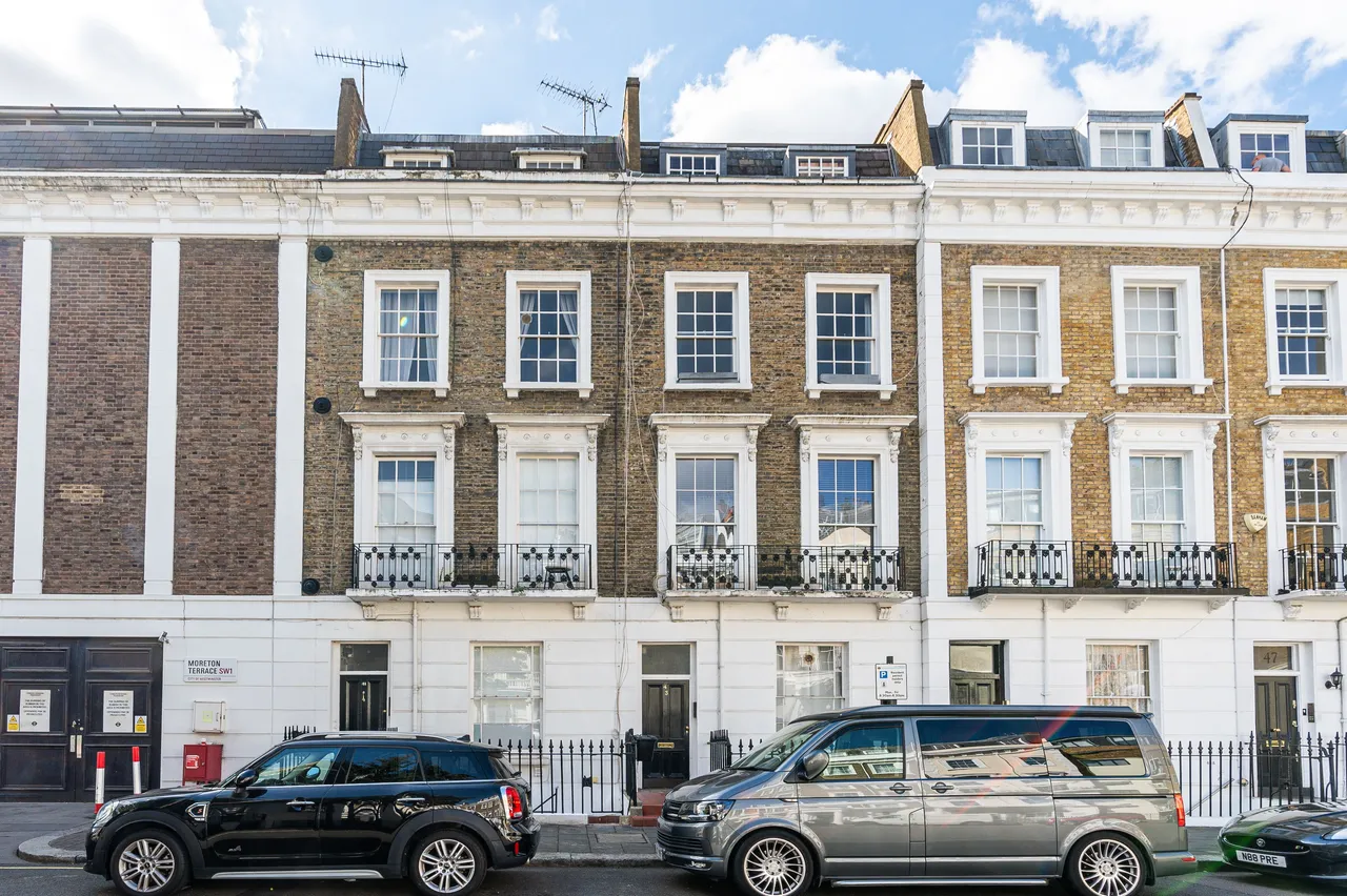 2 bed flat to rent — Basement, 41 Moreton Terrace, London