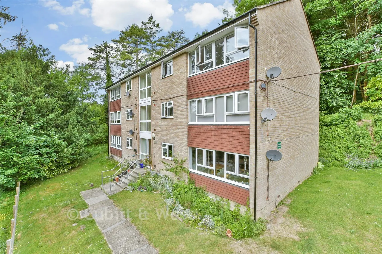 2 bed flat for sale, Succombs Hill, Warlingham, CR6